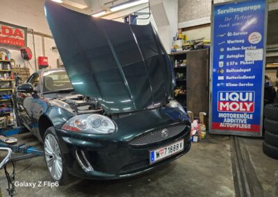 Großzügige Garage mit mehreren Serviceplätzen.